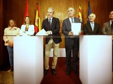 El alcalde de Zaragoza, Jorge Azcón, y el presidente de Fundación Ibercaja, Amado Franco, han firmado este jueves un acuerdo sobre Mobility City.