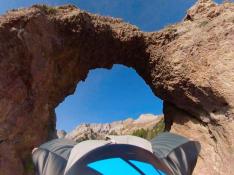 Momento en el que Álex Villar atraviesa el arco natural de piedra de Piedrafita de Jaca.