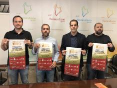 Javier Román, de cerveza Bachiella, el alcalde Jorge Gracia, el presidente de la Comarca, Daniel Gracia y Jorge Zanuy, del restaurante L' Usuella posan con el cartel.