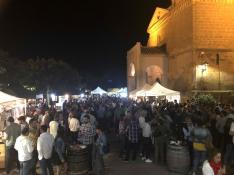 La plaza Mayor de Salas Bajas fue escenario de la feria de la cerveza artesana.