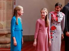 La reina Letizia, con un vestido de la nueva andadura que este año ha iniciado Pertegaz, creada por el modisto de Olba.