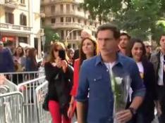 Rivera, Arrimadas y Roldán agradecen con flores a los agentes su trabajo en Cataluña