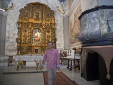 Ángel Marín, alcalde de Bijuesca, muestra el interior de la ermita