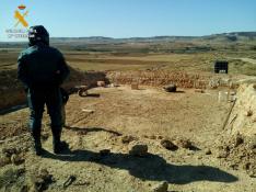 Una imagen de la excavación ilegal hallada por la Guardia Civil en un yacimiento arqueológico en Botorrita.