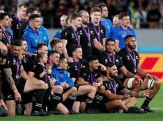 La selección de Nueva Zelanda posa con las medallas de bronce, en el Mundial de Japón de rugby