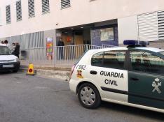Acceso al colegio electoral CEIP Madrigal y Padial de Vélez de Benaudalla (Granada), donde ha muerto este domingo una mujer al ir a ejercer su derecho al voto.