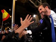 El líder del PP, Pablo Casado, saluda a sus simpatizantes en el exterior de la sede del partido en Madrid.