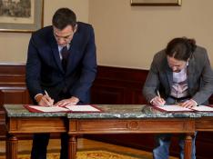 Pedro Sánchez y Pablo Iglesias, este martes, durante la firma del acuerdo.