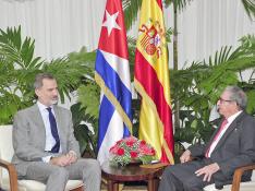 Fotografía cedida por Estudios Revolución de rey de España Felipe VI (i) hablando con el expresidente de Cuba y actual líder del Partido Comunista del país (PCC), Raúl Castro