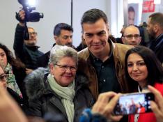 Pedro Sánchez posa con dos simpatizantes tras votar este sábado.