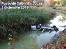 Un coche cae al Canal Imperial de Zaragoza