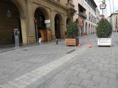 Acceso a la zona peatonal de los Porches de Galicia, en el centro de Huesca.