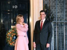 El presidente Pedro Sánchez y su mujer Begoña Gómez a las puertas del número 10 de Downing Street