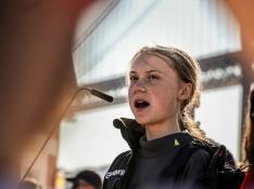 La joven activista sueca Greta Thunberg pronuncia un discurso a su llegada al muelle de Santo Amaro en Lisboa (Portugal)