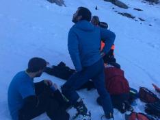 Esquiadores, especialistas y personal de la estación de Candanchú de montaña que han acudido en auxilio del logroñés que ha fallecido este sábado