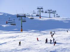 Las siete estaciones de Aragón han abierto este sábado 245 kilómetros con unas condiciones de nieve espectaculares.