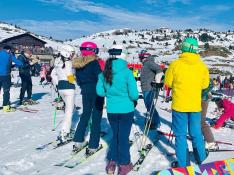 Los esquiadores han disfrutado de la tercera jornada consecutiva de buen tiempo en las estaciones del Pirineo.