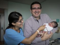 Carolina María, la primera española nacida este año fue zaragozana. Verónica Quispe y Jesús Madrona con su hija Carolina María en el Hospital Miguel Servet