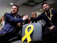 Aragonés y Rufián posan tras validar el acuerdo entre ERC y el PSOE