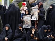 Varias mujeres lloran la muerte de Soleimani.