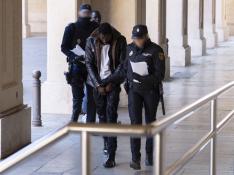 Uno de los detenidos a su entrada a los juzgados de Teruel