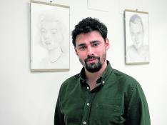 Adrián Galve, con algunos de los dibujos de su primera exposición.