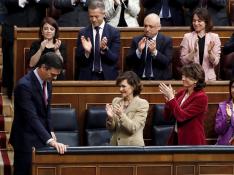 Sánchez, aplaudido por la bancada socialista tras su intervención en la sesión definitiva de investidura.