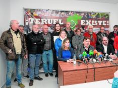 Guitarte, flanqueado por los dos senadores de Teruel Existe y acompañado por miembros de la plataforma, ayer en la rueda de prensa.