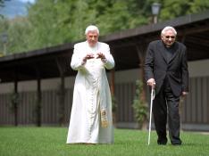 El Papa emérito, a la izquierda, paseando con su hermano.