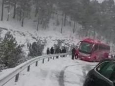 Dos autobuses se quedan cruzados por la nieve en la carretera de Alcalá de la Selva, en Teruel