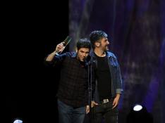 Los hermanos David (d) y José Manuel Muñoz Estopa reciben el premio al mejor grupo en la primera edición de los Premios Odeón