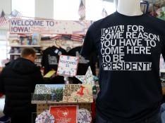 Artículos de recuerdo de los caucus de Iowa en una tienda