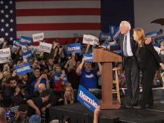 El senador Bernie Sanders, junto a su mujer, jaleado por sus seguidores