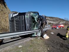 Accidente de un camión de pipas en la N-230