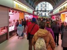 Decenas de personas visitan el Mercado Central de Zaragoza en sus primeras horas de apertura