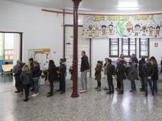 Los padres, en una foto de marzo de 2018, esperan para votar la jornada continua en el colegio Gascón y Marín de Zaragoza.