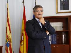 José Luis Abad en su despacho de la Delegación de la DGA en Huesca.