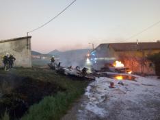 Bomberos de Navarra y Policía Foral intervienen en el accidente aéreo en el que ha fallecido el piloto de una avioneta que se ha precipitado en Noáin