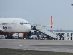 El avión con los evacuados de Wuhan a su llegada a Kiev.