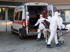 Ambulancias y personal sanitario en el exterior de un hospital de Padua, localidad del norte de Italia