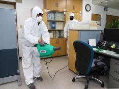 Un trabajador desinfecta una oficina en Daegu, una ciudad golpeada por el coronavirus