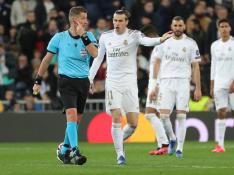 Bale, del Real Madrid, protesta al árbitro una jugada