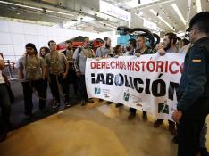 Un grupo de jóvenes agricultores recibe al ministro Planas con una protesta en la FIMA