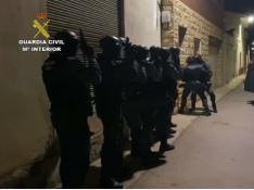 Momento en que la Guardia Civil entra en la casa de turismo rural de Longares para detener a la banda de albaneses