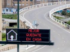 Vista de una carretera de Zaragoza este viernes con un aviso para evitar desplazamientos.
