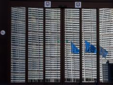 Banderas de la Unión Europea ondean frente a las puertas cerradas del edificio de Consejo Europeo en Bruselas