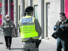 Un miembro de la Policía Militar en una patrulla por Zaragoza