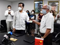 China dona a Cuba 200.000 dólares y material de salud para tratar el COVID-19