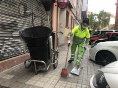 Pilar Gonzalvo Flores limpia una calle de Zaragoza