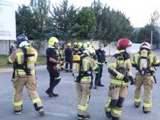Bomberos de varias comarcas y también de Zaragoza han acudido para atajar la explosión y la fuga de cloro de la empresa de Sabiñánigo